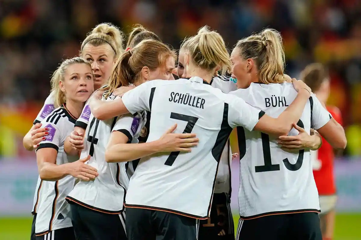 Команда DFB:Женщины DFB принимают Исландию.