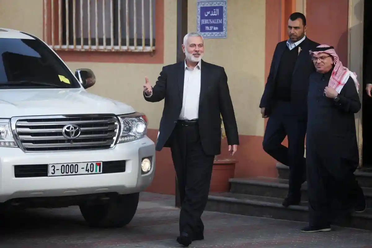Конфликт на Ближнем Востоке:Глава движения ХАМАС Исмаил Ханиджех (слева) выходит из здания вместе с послом Катара на палестинских территориях Мухаммедом аль-Амади (справа).
