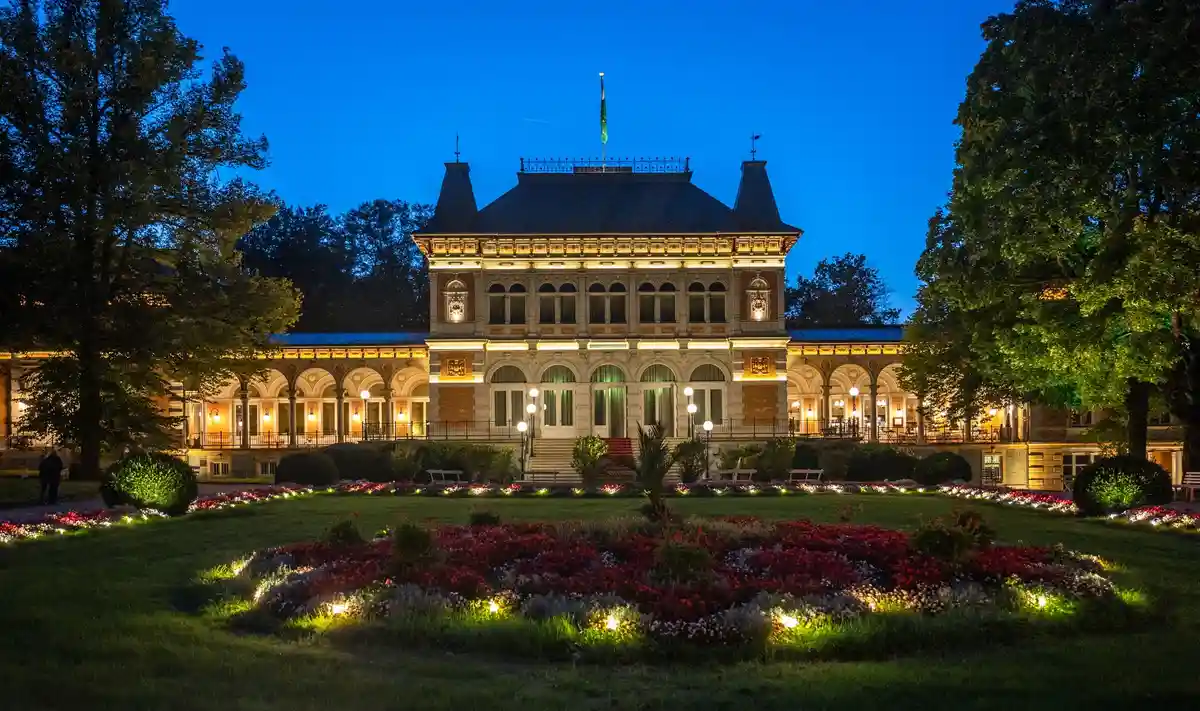 Kurhaus Bad Elster:Разноцветные огни освещают Королевский курортный дом в Бад-Эльстере.