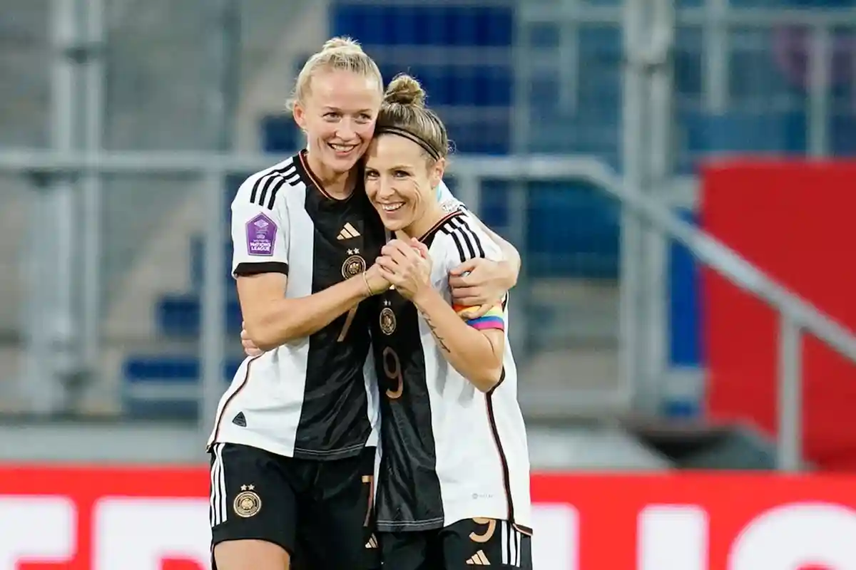 Леа Шюллер и Свенья Хут:После успешной игры с Уэльсом женщины DFB встретятся с Исландией в Рейкьявике.