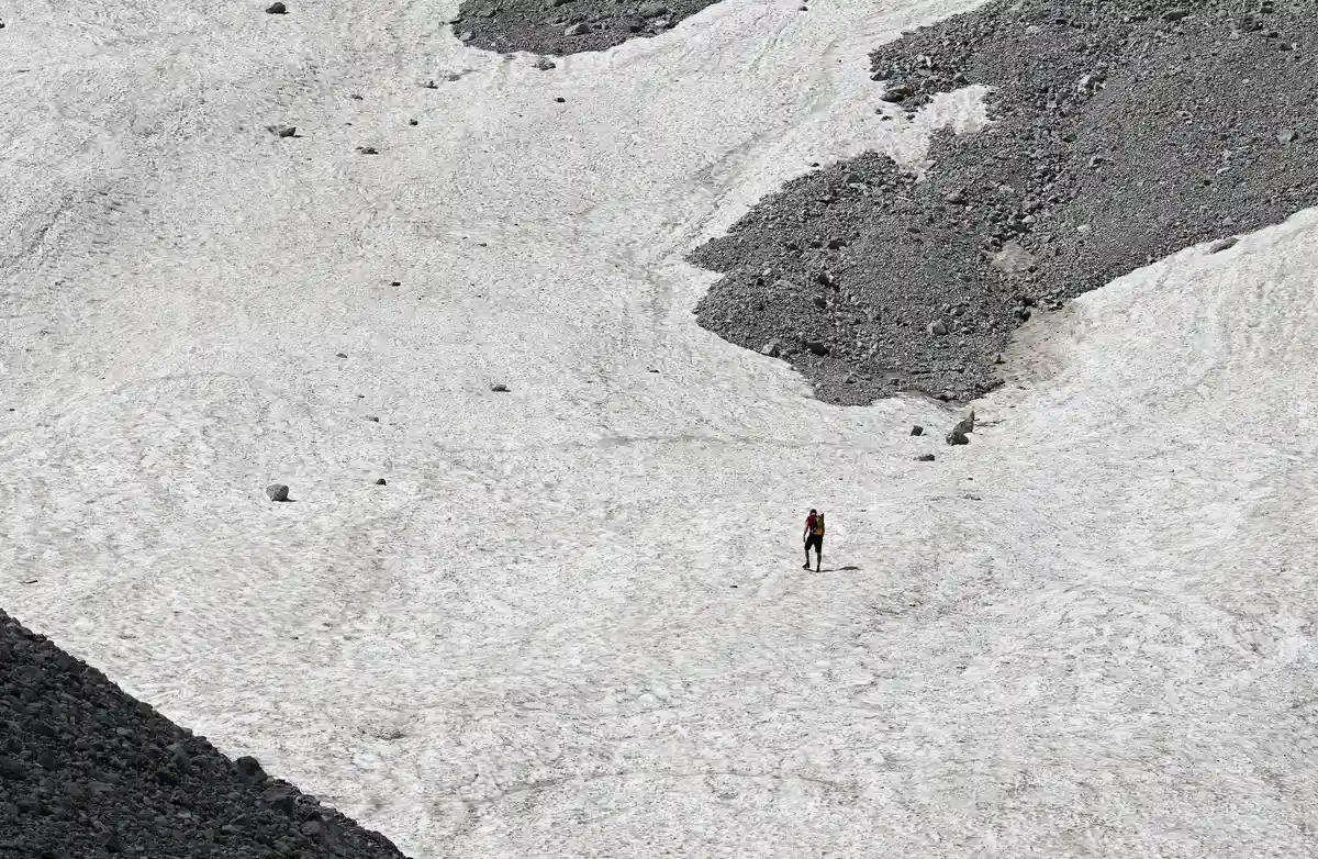 Ледник Ватцмана:Пеший турист идет по остаткам снега на леднике Ватцмана.