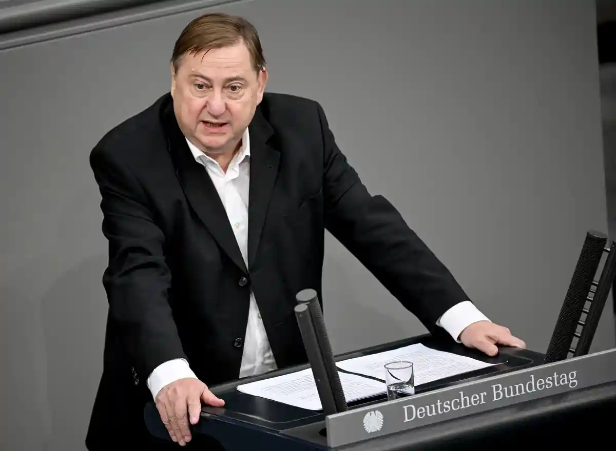 Левый политик Хан:Андре Хан выступает в зале пленарных заседаний Бундестага.