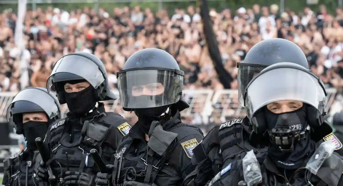 Лок Лейпциг - Айнтрахт Франкфурт:Полиция оцепила ситуацию на стадионе.