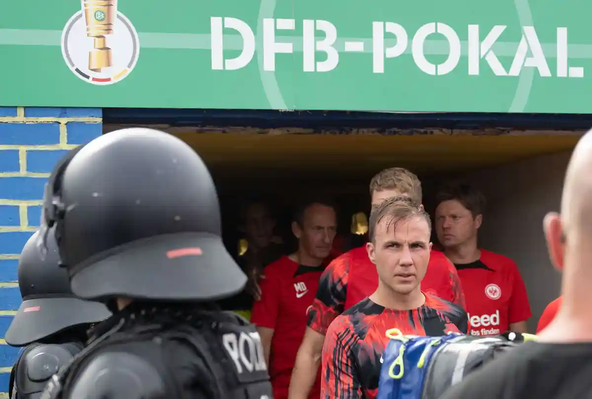 Лок Лейпциг - Айнтрахт Франкфурт:Марио Гетце (Франкфурт) возвращается на стадион после остановки игры.