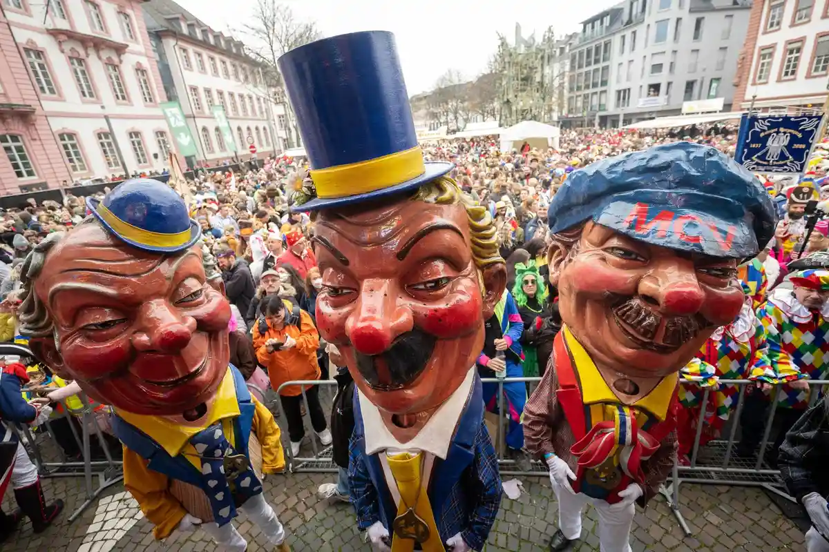 Масленица в Майнце:Майнцские швеллеры стоят перед толпой на Шиллерплатц, где начинается карнавал в Майнце.