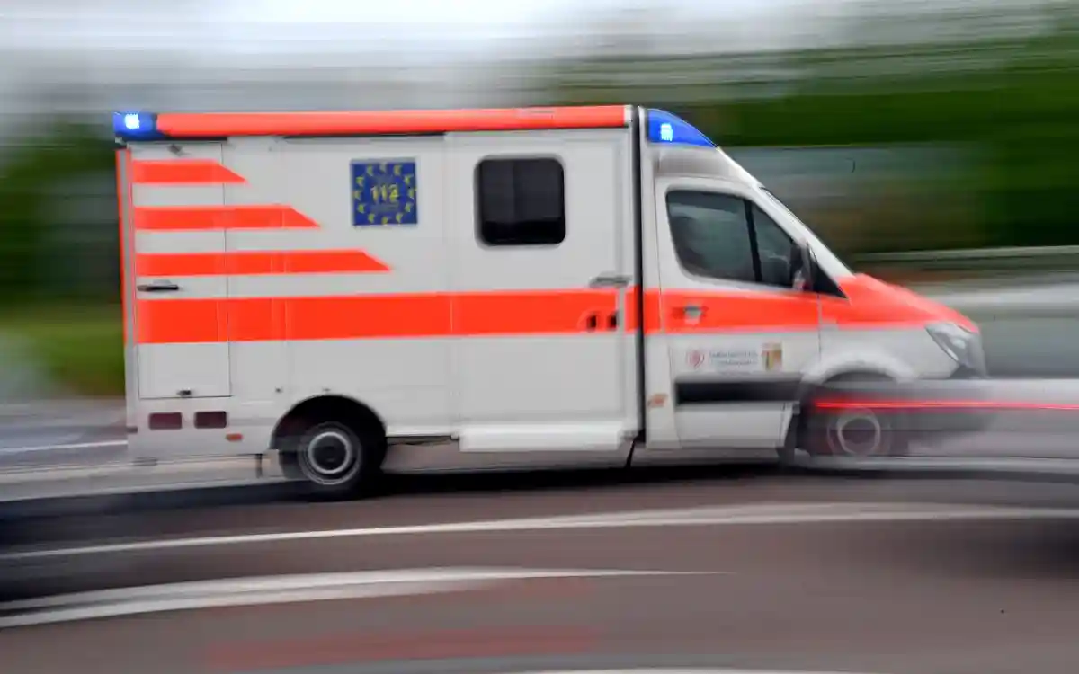 На место происшествия выезжает машина скорой помощи с мигающими синими огнями.:Навстречу едет машина скорой помощи с синими огнями.