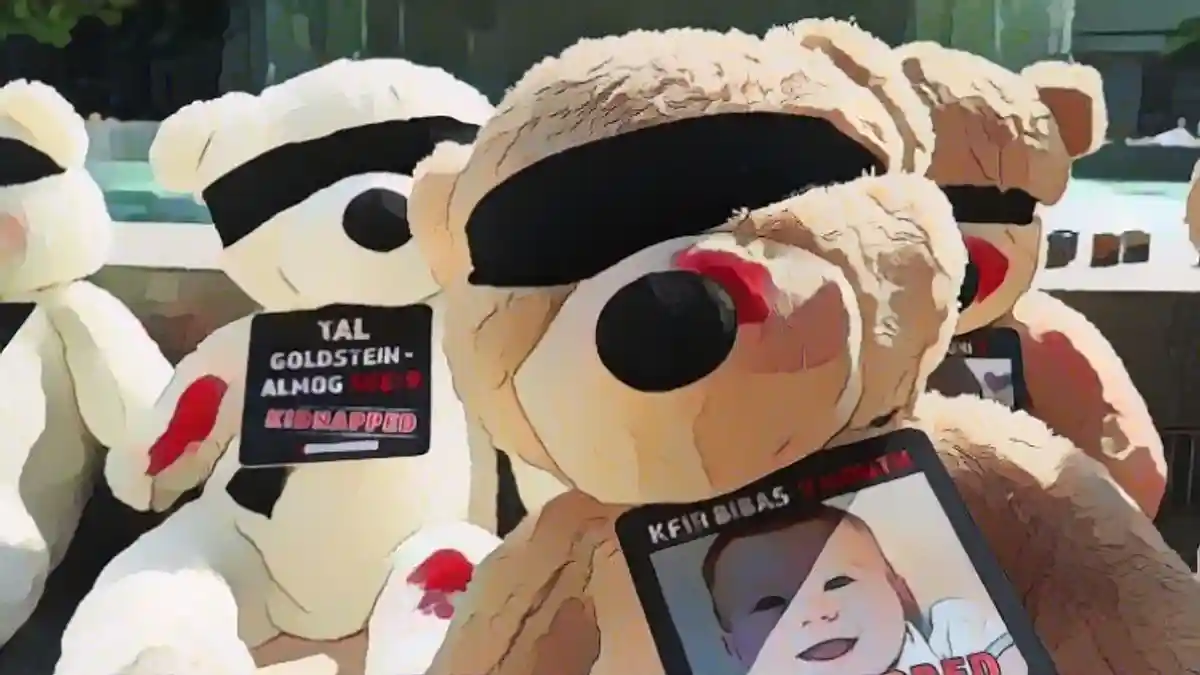 На площади Дизенгоф в Тель-Авиве плюшевые медведи символизируют похищенных детей.:На площади Дизенгоф в Тель-Авиве плюшевые медведи символизируют похищенных детей.