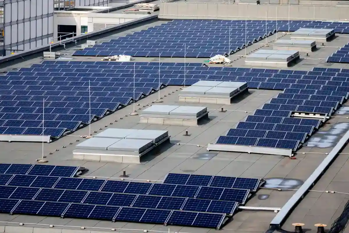 На крышах Messe Berlin началась установка солнечных батарей