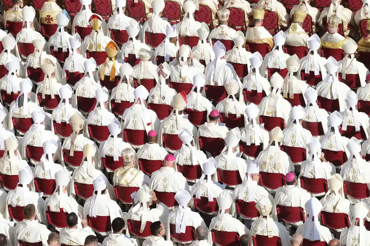 Начало работы Всемирного католического синода:Папа совершает Святую Мессу с новыми кардиналами и Коллегией кардиналов на площади Святого Петра.