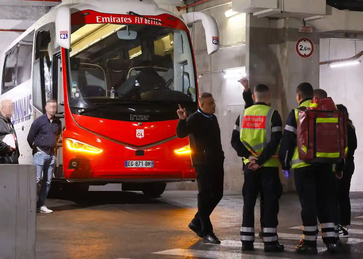 Нападение на автобус:Произошло жестокое нападение на автобус команды "Олимпик Лион".
