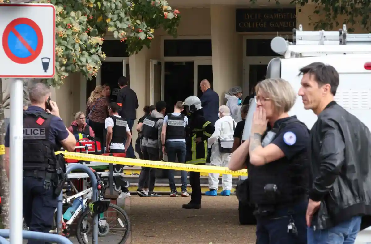 Нападавший с ножом убил человека во французской школе