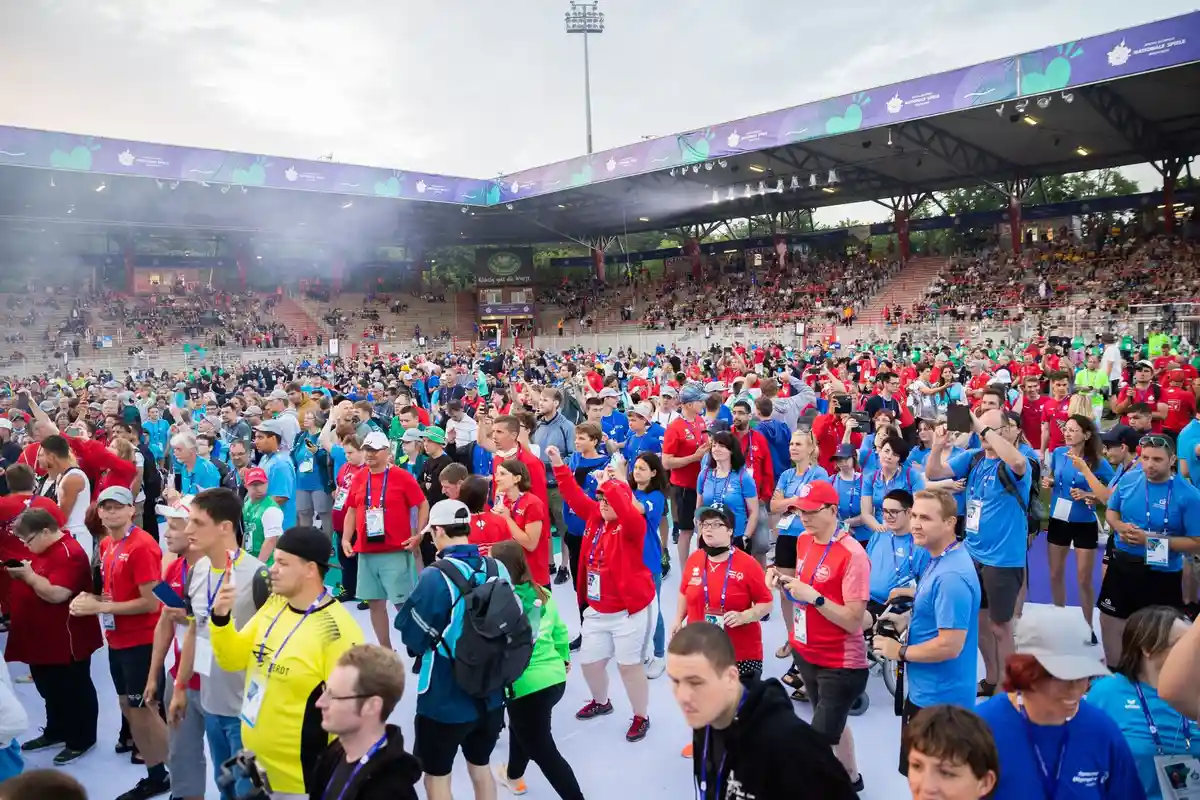 Национальные Специальные Олимпийские игры:Участники смотрят церемонию открытия Специальных Олимпийских игр на стадионе An der Alten Försterei.