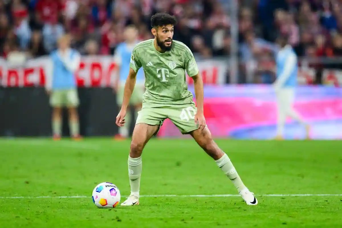 Нусаир Мазрауи:Мюнхенский футболист Нусаир Мазрауи в действии.