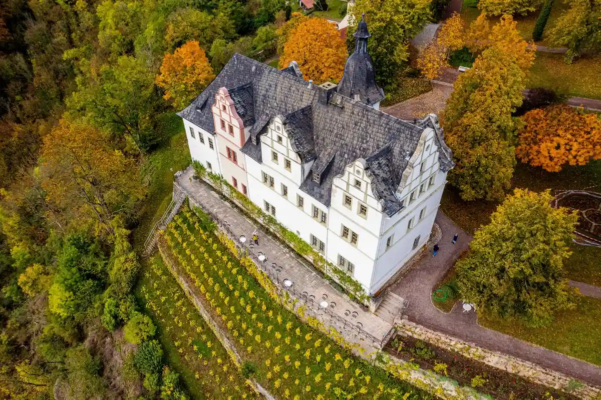 Окончание сезона в нескольких замках Тюрингии:Внешний вид ренессансного замка в Дорнбурге.