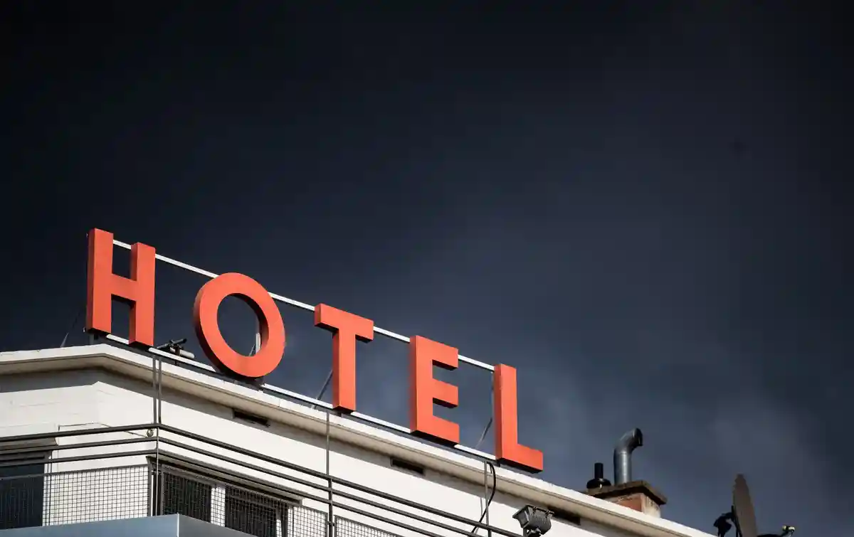 Отель:Над гостиницей проплывают темные облака.
