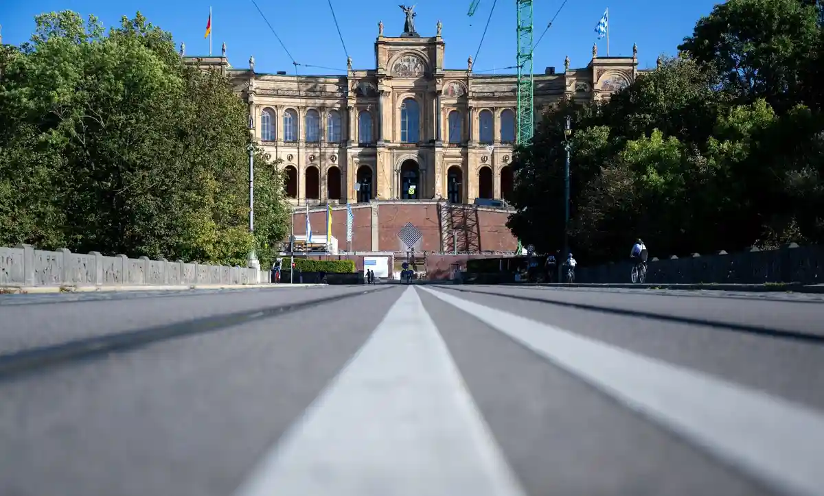 Парламент земли Бавария:Строительный кран стоит перед зданием Максимилианеума, где заседает парламент Баварии.
