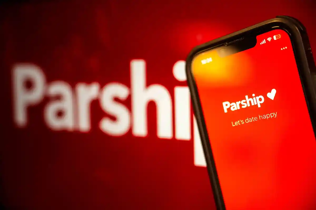 Parship:Приложение агентства онлайн-знакомств Parship на смартфоне.