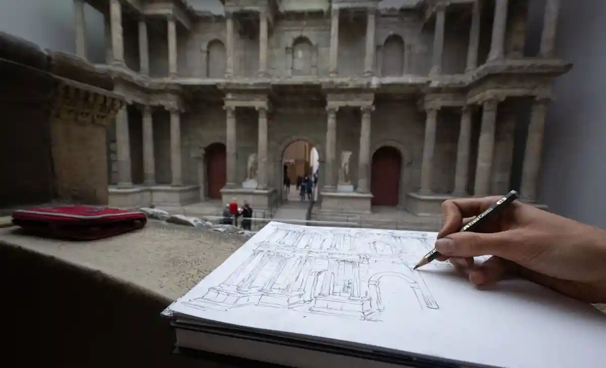 Пергамский музей закрывается:Студентка архитектурного факультета Сина рисует Рыночные ворота Милета в Пергамском музее.