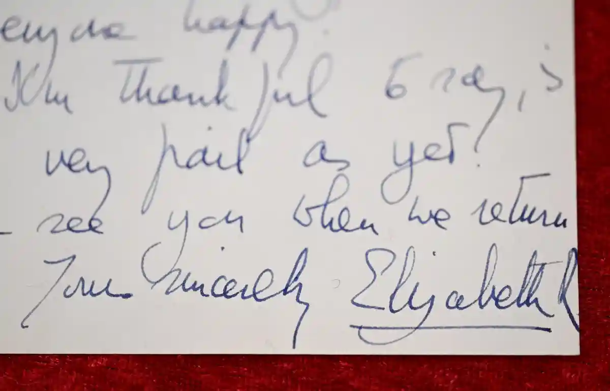 Письмо королевы Елизаветы II.:Письмо покойной королевы Великобритании Елизаветы II своей акушерке лежит на столе в аукционном доме Eppli.