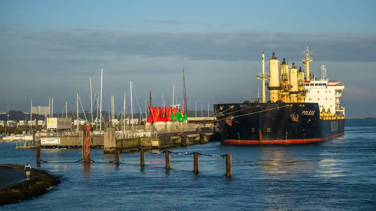 Поиски четырех пропавших в Северном море моряков приостановлены:Грузовое судно "Полесье" стоит в гавани.