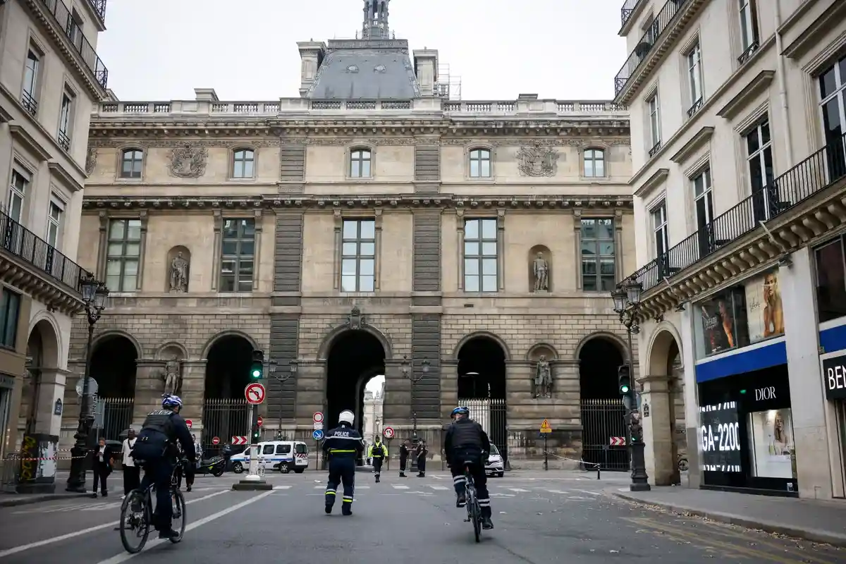 Полицейская операция в музее Лувр:Полицейские стоят у входа в Лувр после того, как музей был эвакуирован из-за угрозы взрыва.