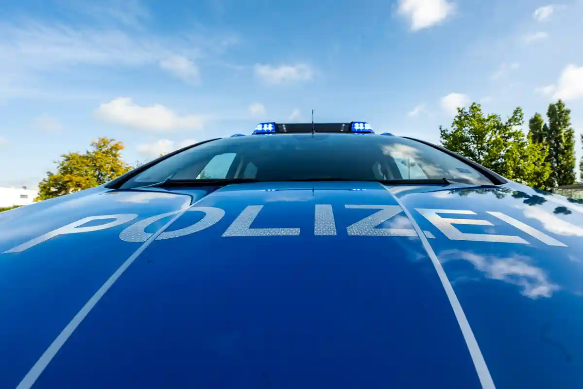 Полицейский автомобиль:Надпись "Polizei" (полиция) нанесена на капот патрульного автомобиля.