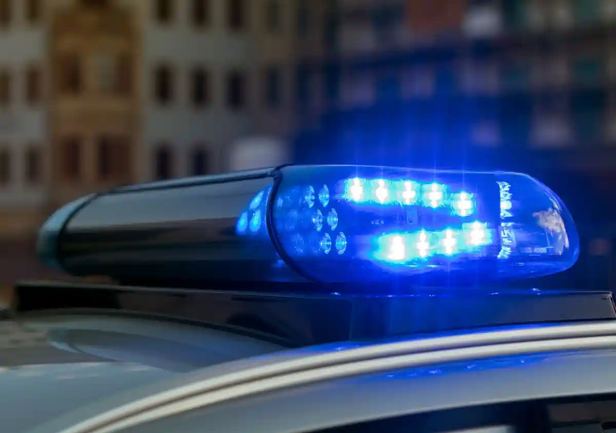 Полицейский автомобиль - синий свет:Синий фонарь полицейской машины светится в темноте.