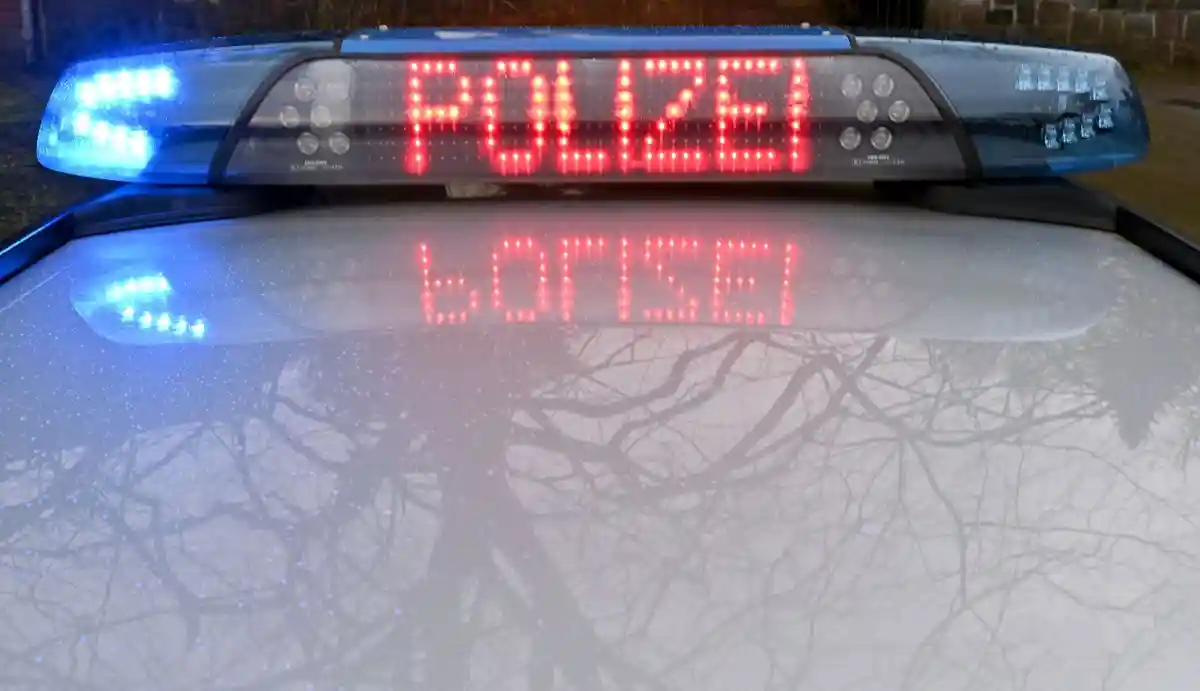 Полиция:На крыше патрульного автомобиля загорается надпись "Polizei" (Полиция).