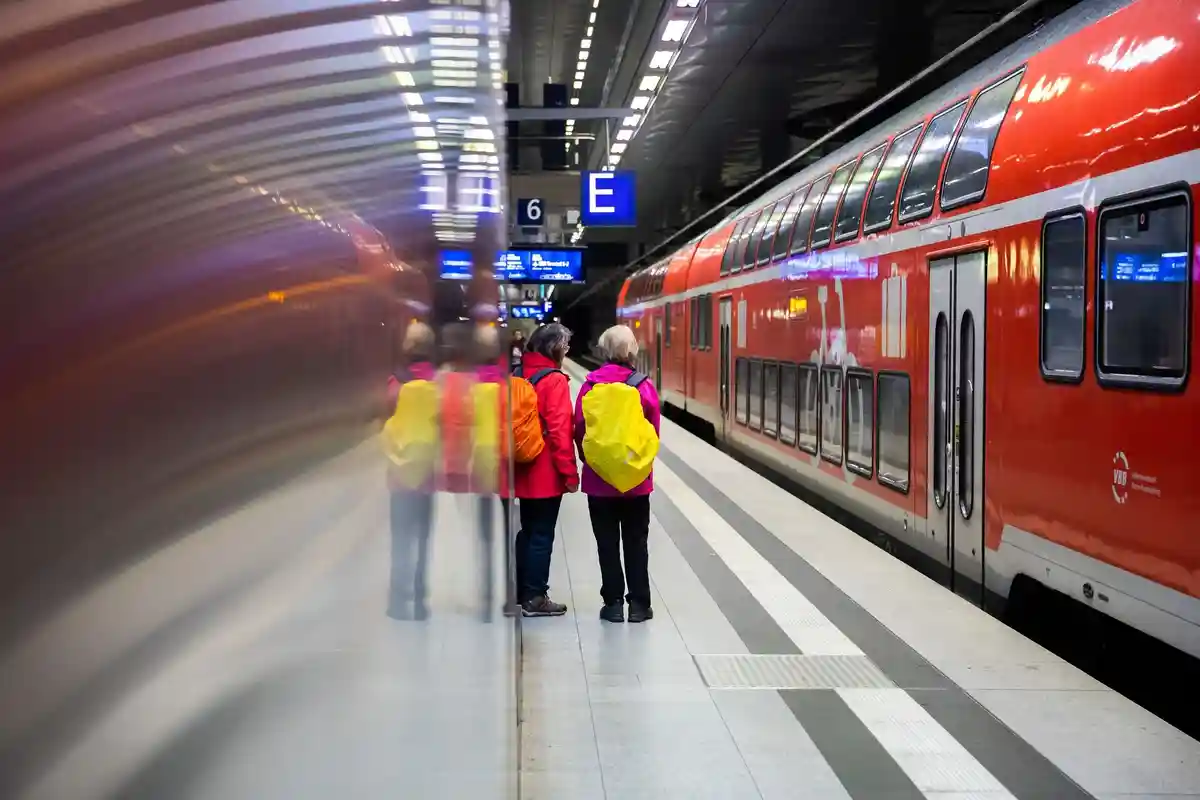 Полугодовой билет в Германию:Пассажиры стоят рядом с региональным экспрессом на одной из станций.