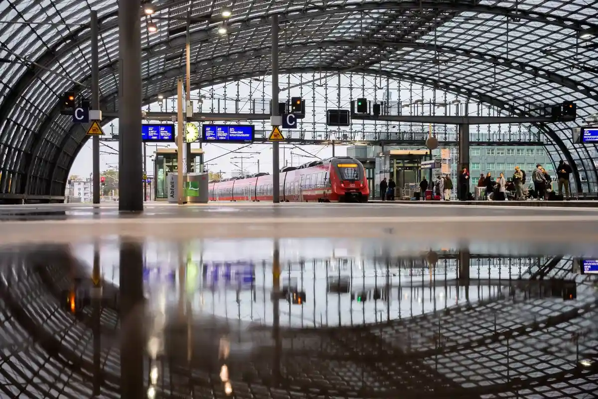 Полугодовой билет в Германию:Региональный поезд отправляется с главного вокзала Берлина.