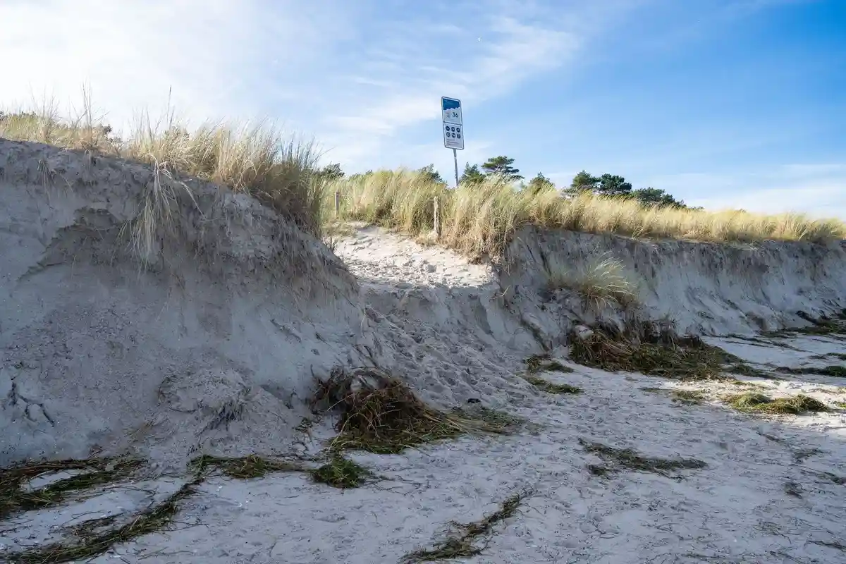 После штормового нагона на побережье Балтийского моря:Сильный штормовой нагон привел к серьезным разрушениям на побережье Балтийского моря.
