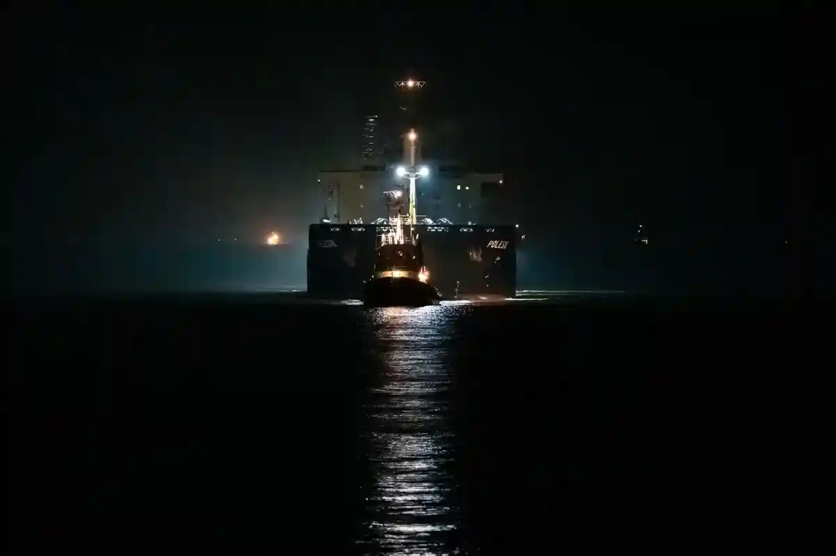 После столкновения двух грузовых судов в районе острова Гельголанд:Грузовое судно "Полесье" направляется в Куксхафен двумя буксирами.