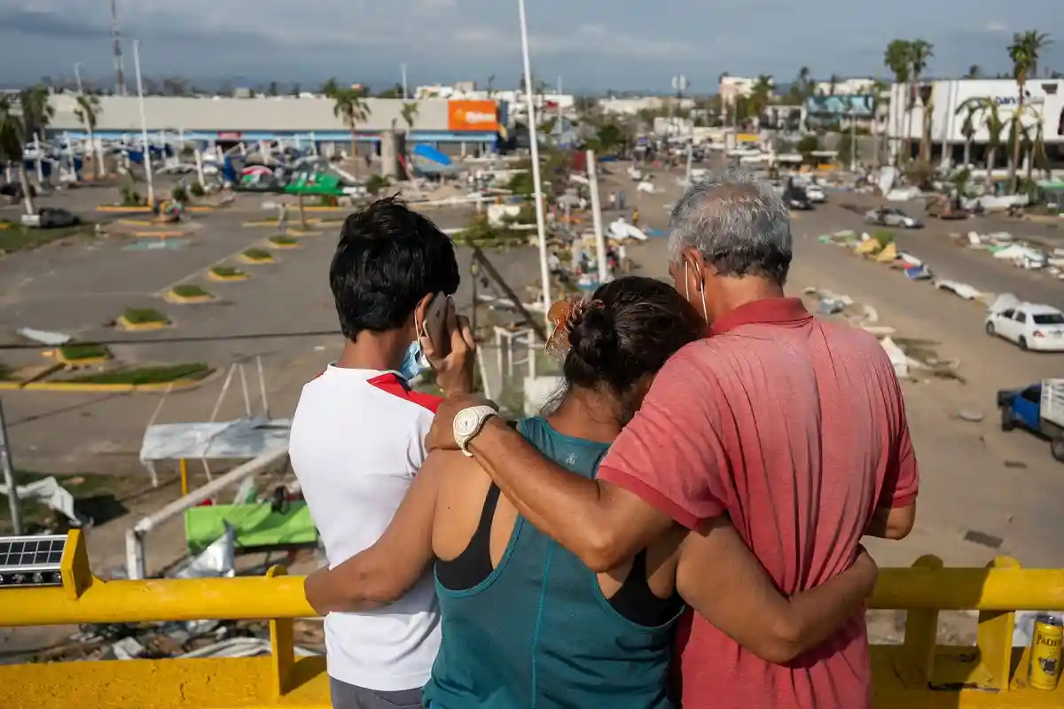 После урагана "Отис" в Мексике:Жители осматривают разрушения, причиненные ураганом "Отис" в Акапулько, Мексика.