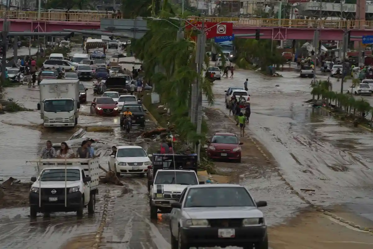 Ураган "Отис" повредил 80% отелей в Акапулько