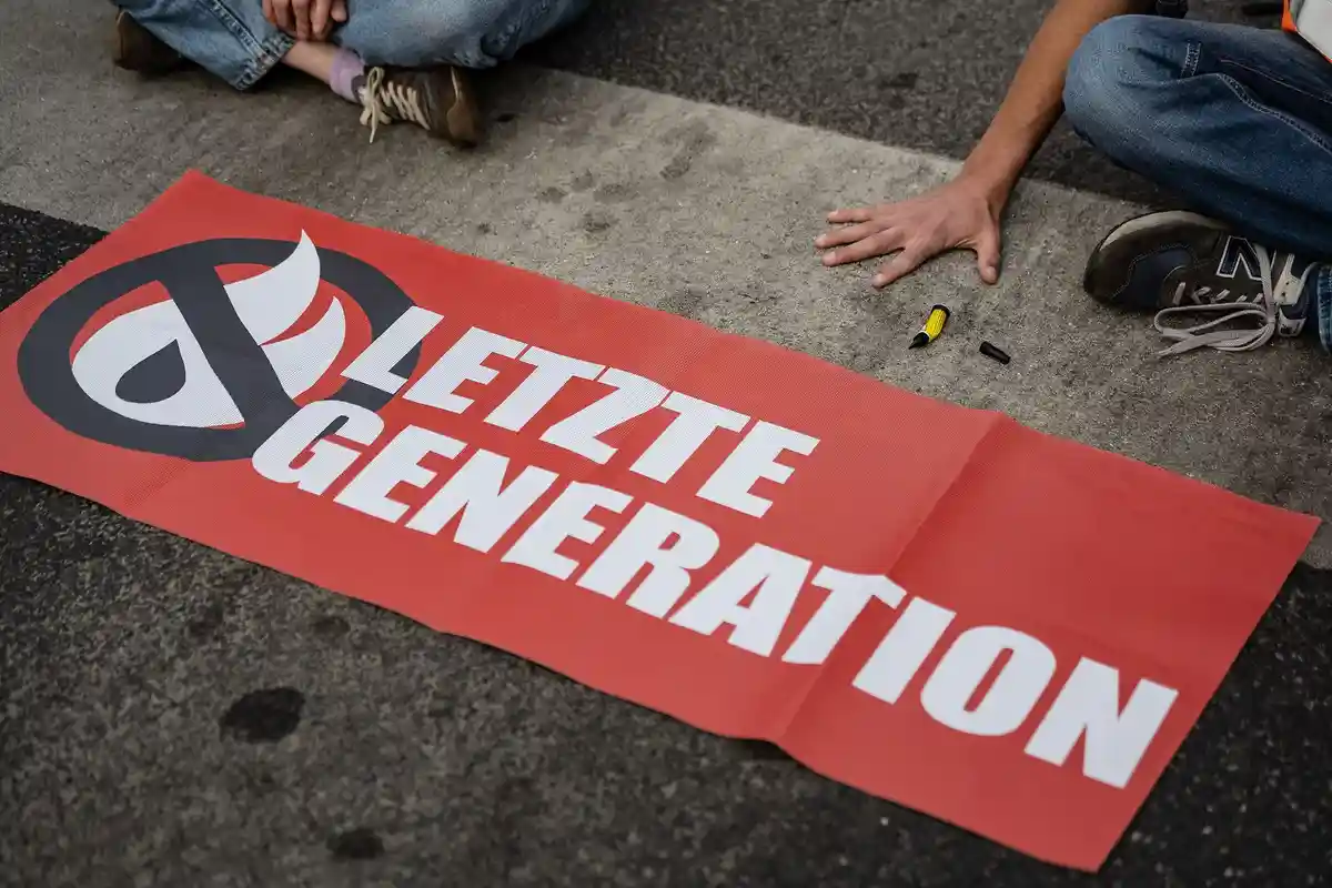 Последнее поколение:Активист группы "Последнее поколение" перекрывает перекресток.