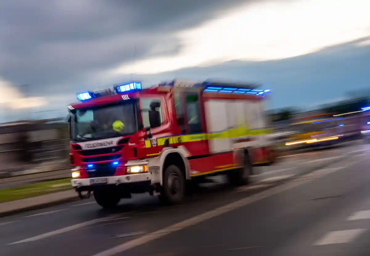 Пожарная охрана:На задание с мигающими синими огнями выезжает машина пожарной охраны.