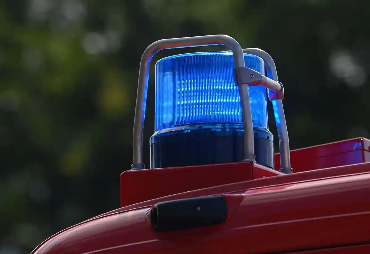 Пожарная охрана:Синий свет освещает крышу аварийного автомобиля пожарной бригады.
