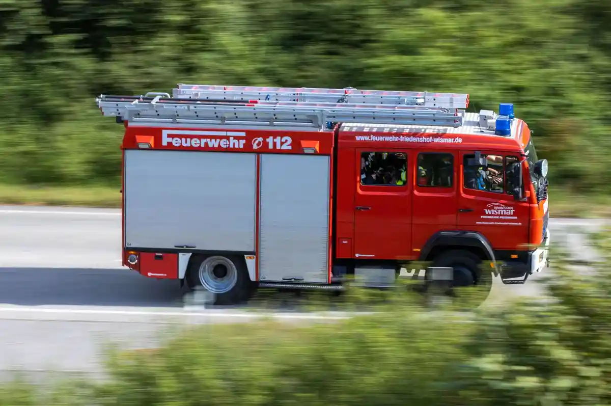 Пожарная охрана:Пожарная машина пожарной бригады выезжает на операцию.