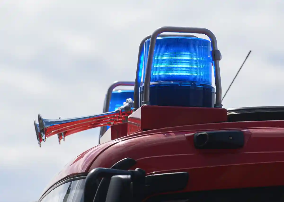 Пожарная охрана:Синие огни освещают крышу аварийного автомобиля пожарной бригады.