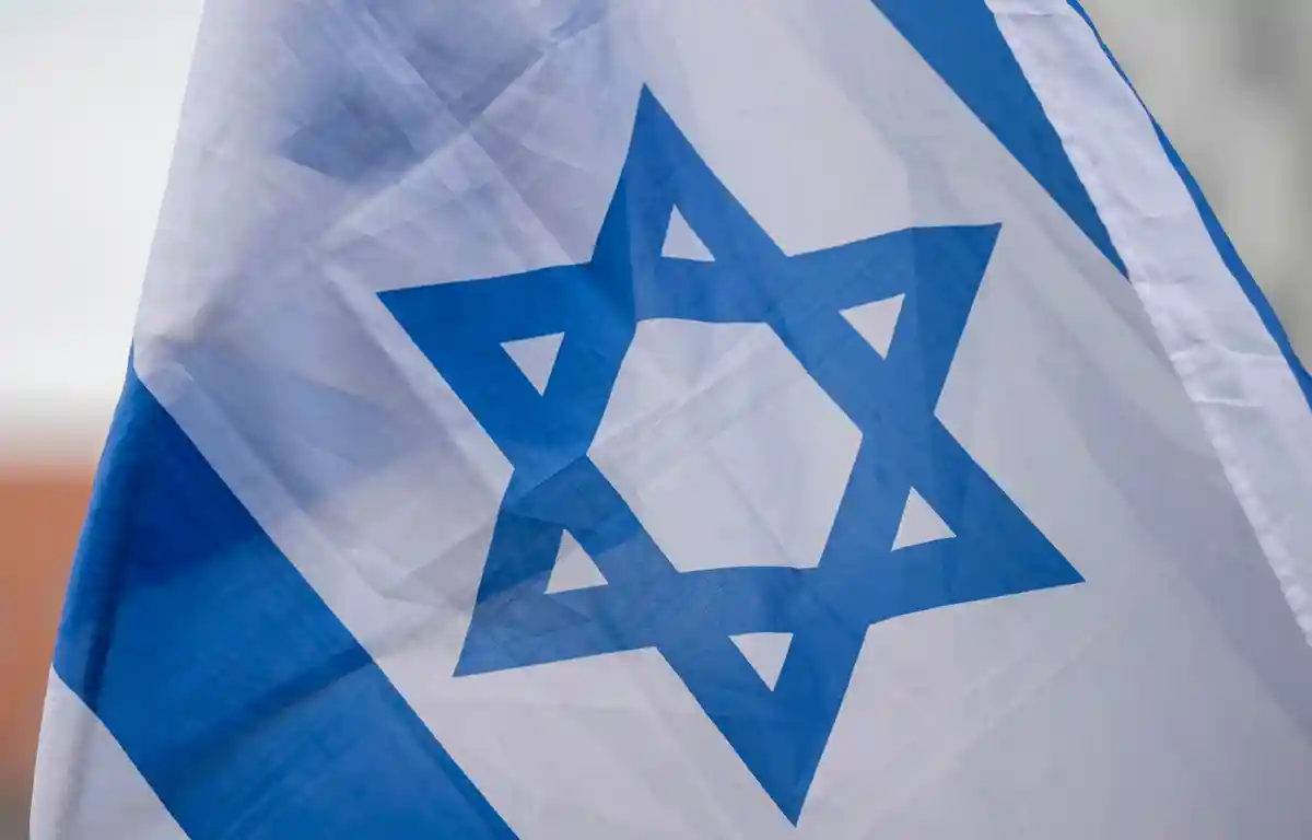 ПРЕДЛОЖЕНИЕ Флаг Израиля:Израильский флаг развевается на ветру.