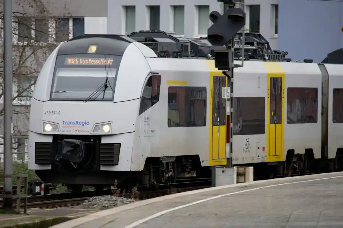 Предупредительный удар в NRW - ожидаются препятствия:Поезд Transregio железнодорожной компании Transdev GmbH стоит на главном вокзале Кельна.