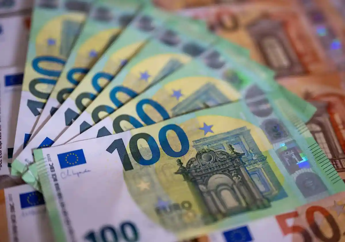 Процентные расходы:На столе лежат банкноты достоинством 100 и 50 евро.