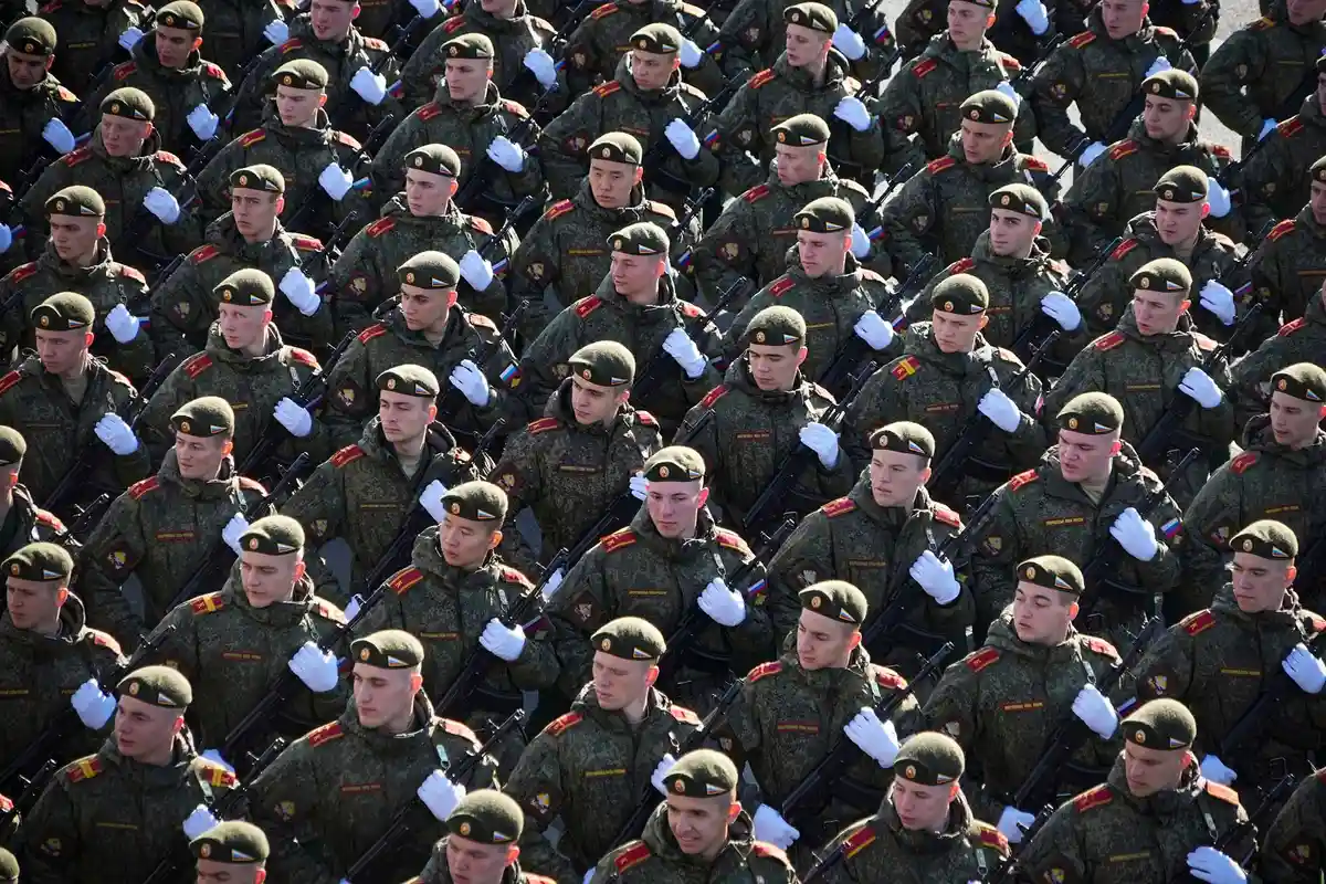 Российские солдаты:Российские солдаты проходят по Москве во время военного парада. По сообщениям СМИ, в наемное подразделение "Редут" набираются женщины-снайперы и операторы беспилотников.
