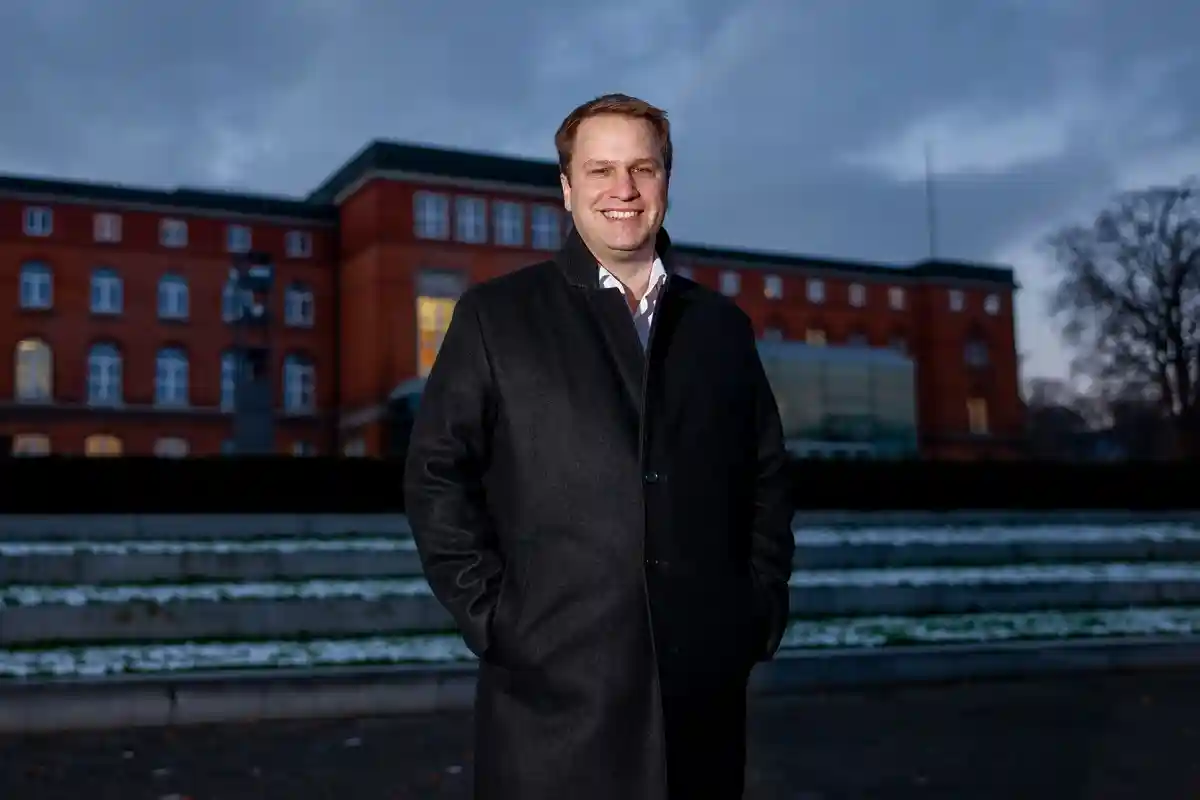 Руководитель парламентской группы СвДП Кристофер Фогт:Лидер парламентской фракции СвДП Кристофер Фогт стоит перед государственным домом на Кильском фьорде.
