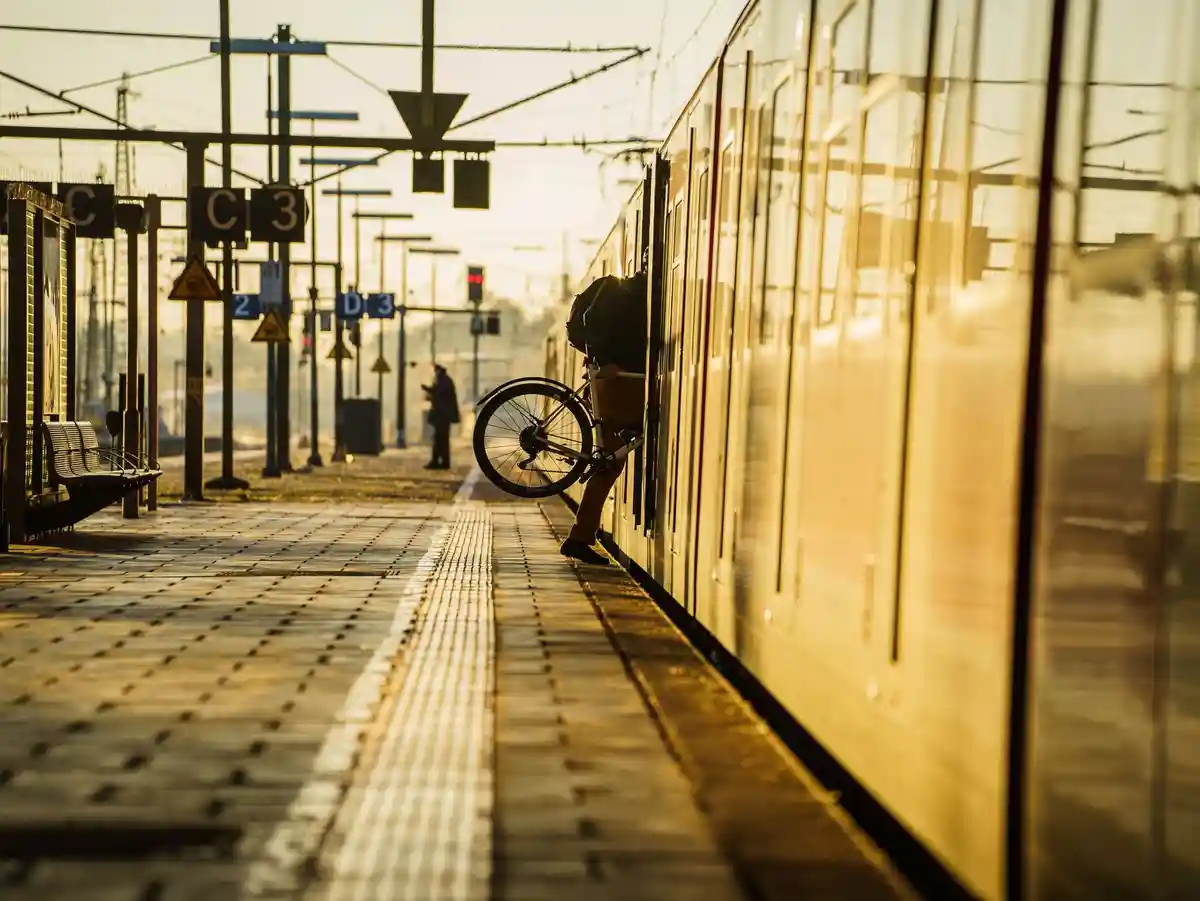 S-Bahn:Пассажир садится на поезд S-Bahn с велосипедом.