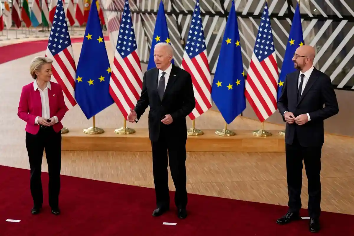Саммит ЕС-США:Председатель Комиссии ЕС Урсула фон дер Ляйен, президент США Джо Байден и председатель Совета ЕС Шарль Мишель перед началом саммита ЕС-США в здании Европейского совета.