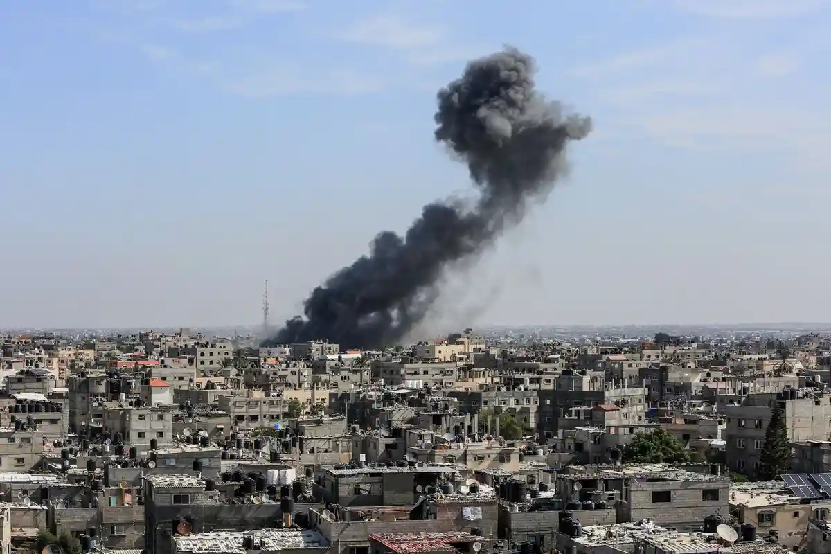 Сектор Газа:Дым поднимается в районе города Рафах.