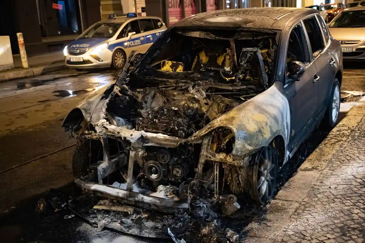 Сгоревший автомобиль:Сгоревший автомобиль в Берлине.