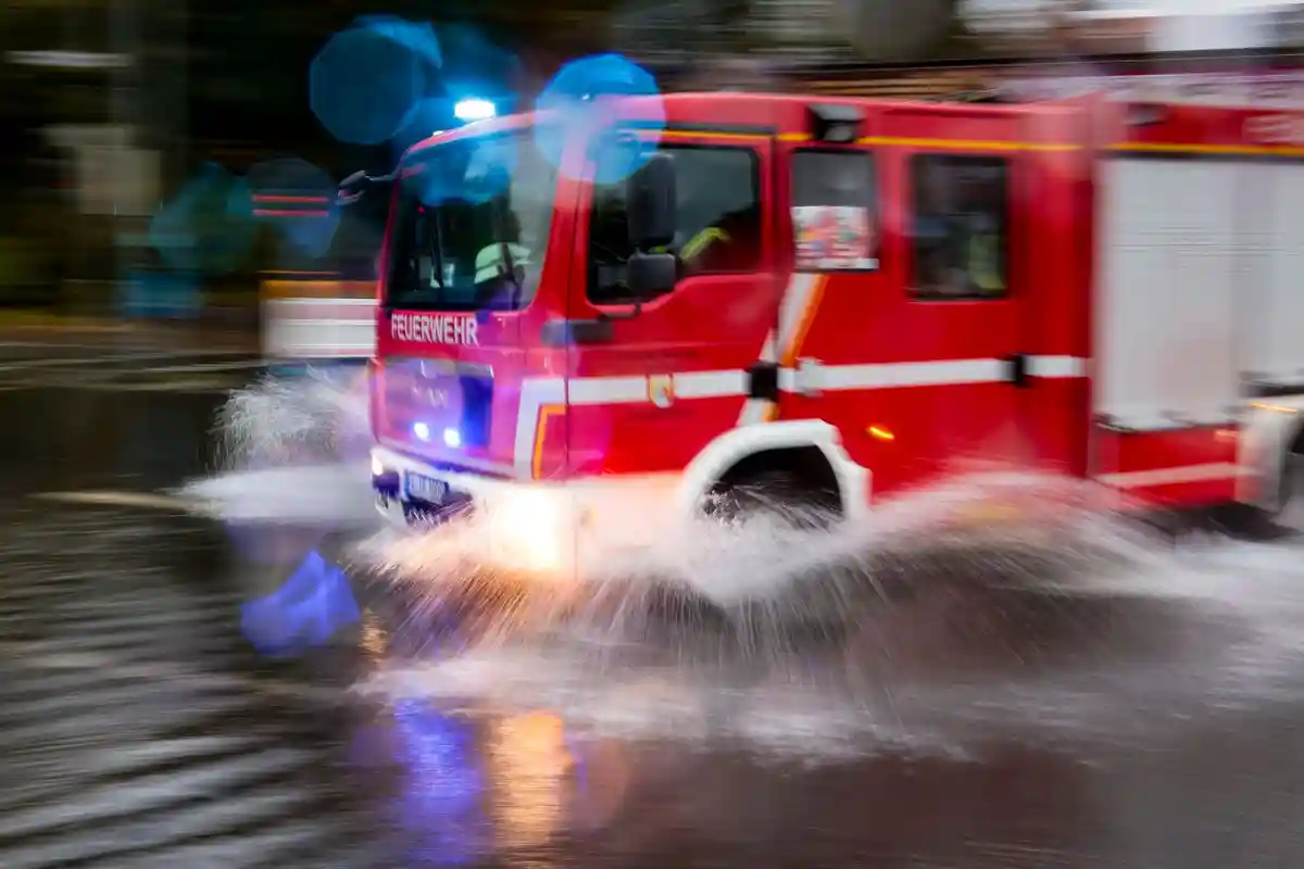 Штормовой нагон на Балтийском побережье:По центру города проезжает машина пожарной службы.