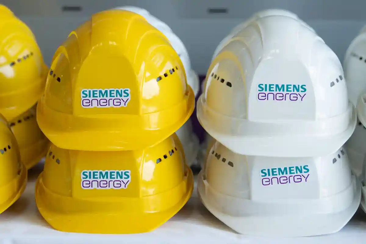Siemens Energy:На столе в зале лежат каски с надписью "Siemens Energy".